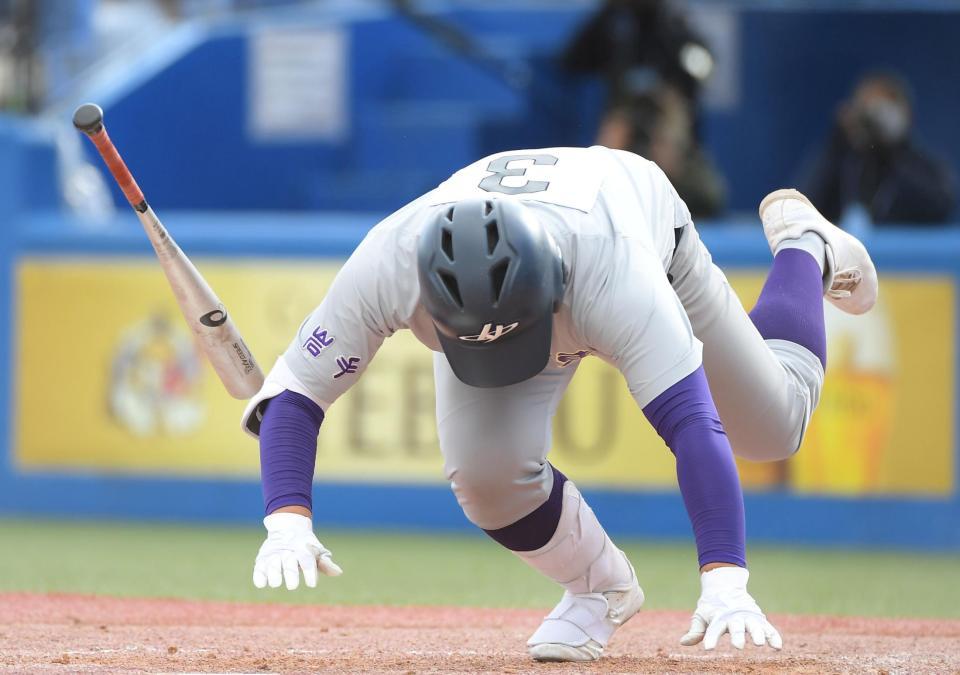 　３回、左足に死球を受け、倒れ込む花巻東・佐々木麟（撮影・伊藤笙子）