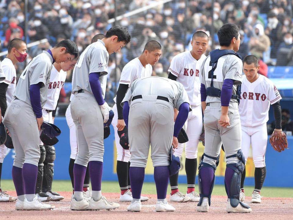 　試合後の整列でなかなか顔を上げられなかった花巻東・佐々木麟（撮影・伊藤笙子）
