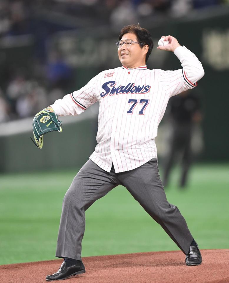 　始球式を務める元ヤクルト監督の真中満氏（撮影・開出牧）