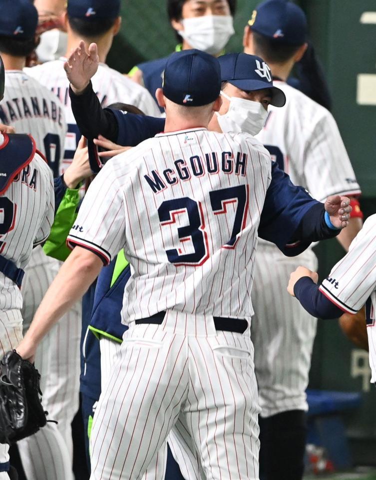 　試合に勝利し、セーブを挙げたマクガフ（３７）を抱きしめる高津監督（撮影・高石航平）