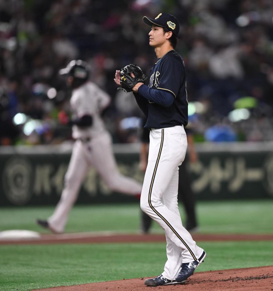 　２回、サンタナ（後方）に先制の右越えソロを打たれた山崎颯（撮影・開出牧）