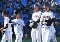 　大阪桐蔭に敗れて準優勝となり、うつむきながらベンチへ戻る真鍋慧（中央）ら広陵ナイン（撮影・伊藤笙子）