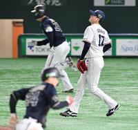 　７回、太田の三塁打を浴び、勝ち越しを許した石山（右）撮影・西岡正