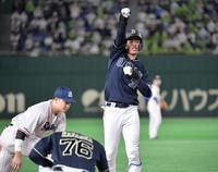 　７回、勝ち越し適時三塁打を放った太田はベンチに向かって拳を突きあげる（撮影・神子素慎一）