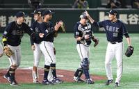 　Ｔ-岡田（左端）から笑顔でウイニングボールを受け取る平野（右端）＝撮影・棚橋慶太