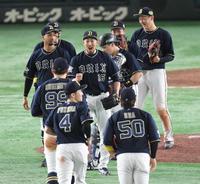 　最後を締め喜ぶ平野佳（中央）らオリックスナイン（撮影・金田祐二）