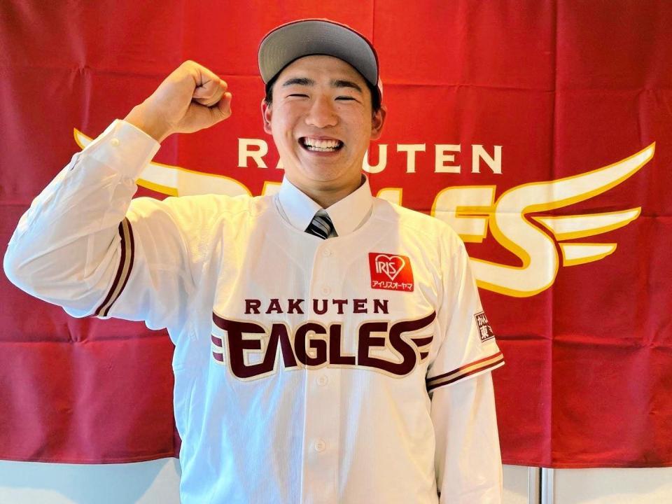 　入団交渉で基本合意に至り、笑顔を見せる楽天・ドラフト３位の前田