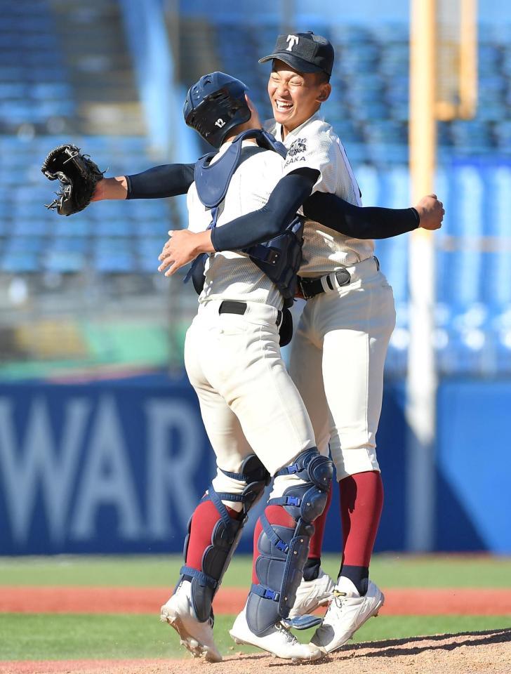 初優勝を決め、松尾汐恩（左）と抱き合う大阪桐蔭・前田悠伍（撮影・伊藤笙子）