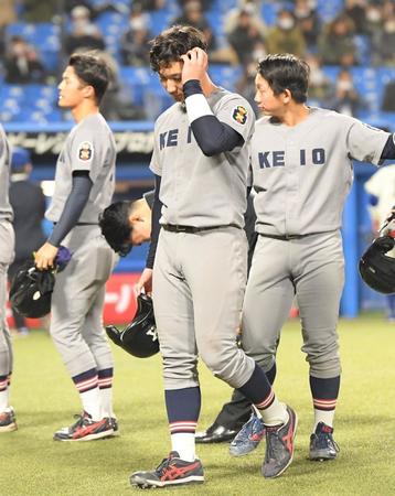 　逆転負けで優勝を逃し、頭をかく慶大・正木智也（撮影・伊藤笙子）