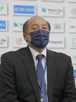 　球団事務所で囲み取材に応じた渡辺久信ＧＭ（代表撮影）＝埼玉・所沢市の球団事務所