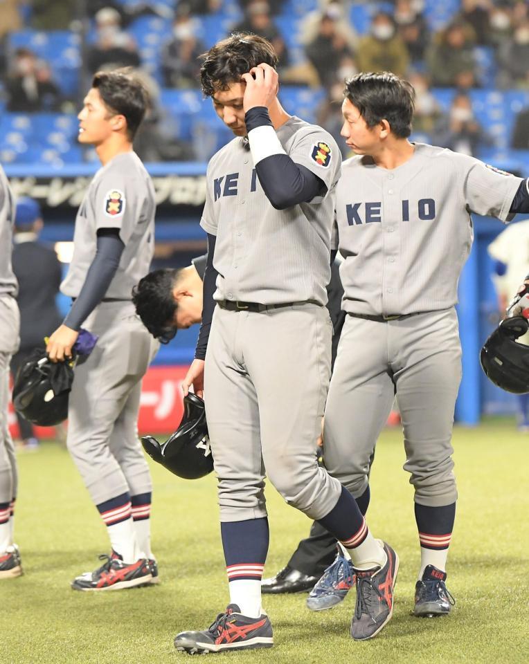 　逆転負けで優勝を逃し、頭をかく慶大・正木智也（撮影・伊藤笙子）