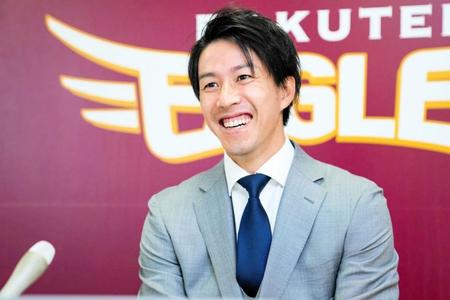 　契約更改交渉を終えて、会見に臨む岸（球団提供）