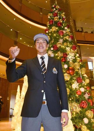 ＤｅＮＡからドラフト６位指名を受けた神奈川大・梶原は仮契約を終えガッツポーズ（撮影・中田匡峻）