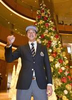 ＤｅＮＡからドラフト６位指名を受けた神奈川大・梶原は仮契約を終えガッツポーズ（撮影・中田匡峻）