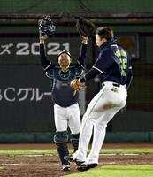 日本一を決め喜ぶヤクルト・中村悠平（左）＝ほっともっとフィールド神戸（撮影・山口登）