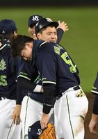 　優勝を決め、村上（手前）と抱き合う中村（撮影・北村雅宏）