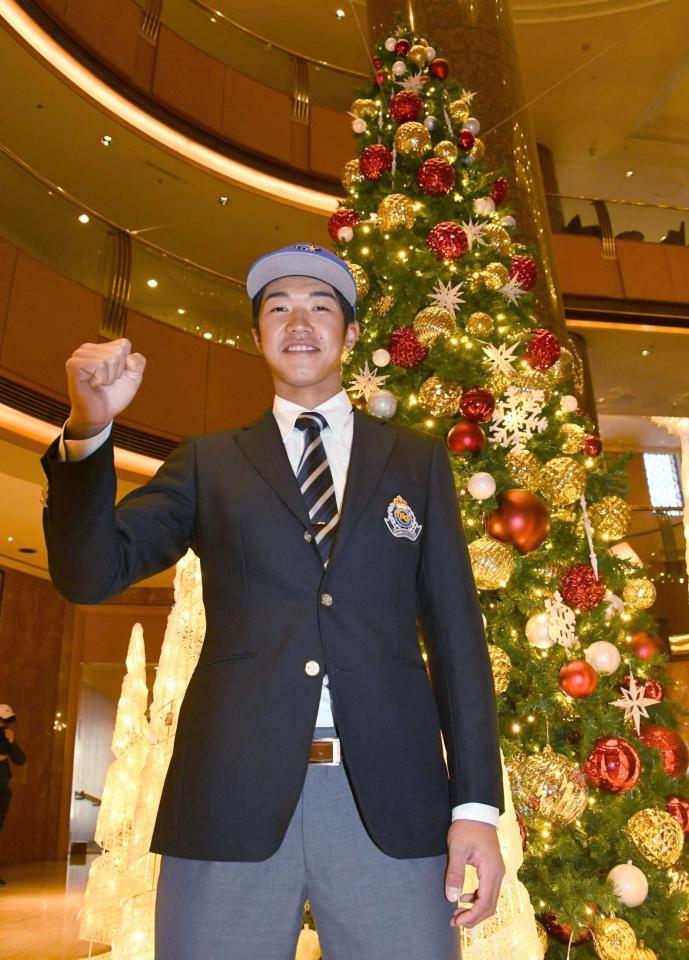 ＤｅＮＡからドラフト６位指名を受けた神奈川大・梶原は仮契約を終えガッツポーズ（撮影・中田匡峻）