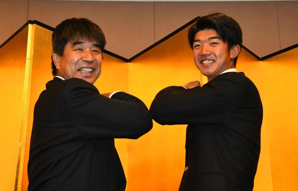 　ＤｅＮＡからドラフト６位指名を受けた神奈川大・梶原昂希（右）は仮契約を終え、担当の欠端スカウトと笑顔を見せる（撮影・中田匡峻）
