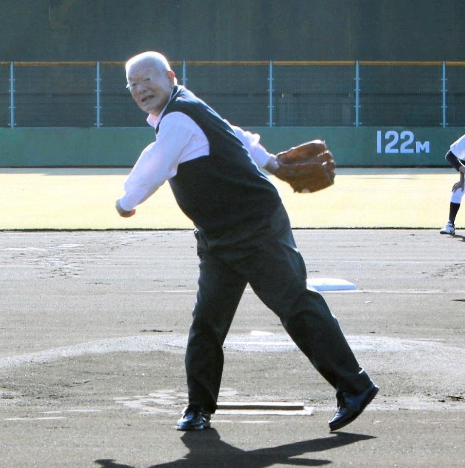 　「草魂カップ」開幕戦で始球式を務めた鈴木啓示さん