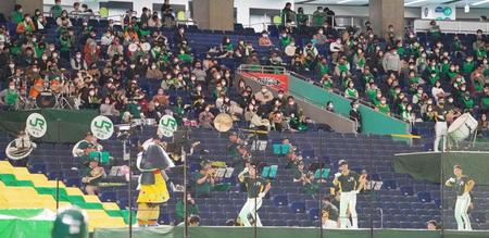 　３回、応援が盛り上がるＪＲ東日本東北応援席（撮影・堀内翔）