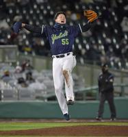 　優勝が決まって大喜びし駆けよる村上（撮影・神子素慎一）