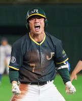 　１回、内野安打を放ちガッツポーズをするＪＲ東日本東北・大保（撮影・堀内翔）