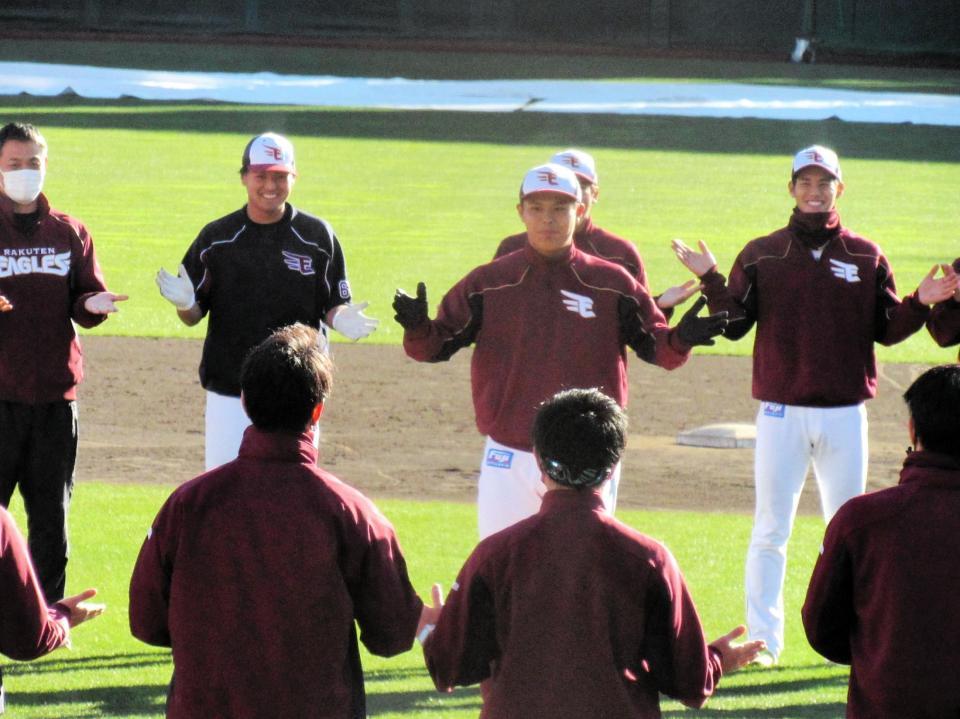 　秋季練習で締めのあいさつを行い、一本締めの音頭をとる山崎剛（左から４人目））