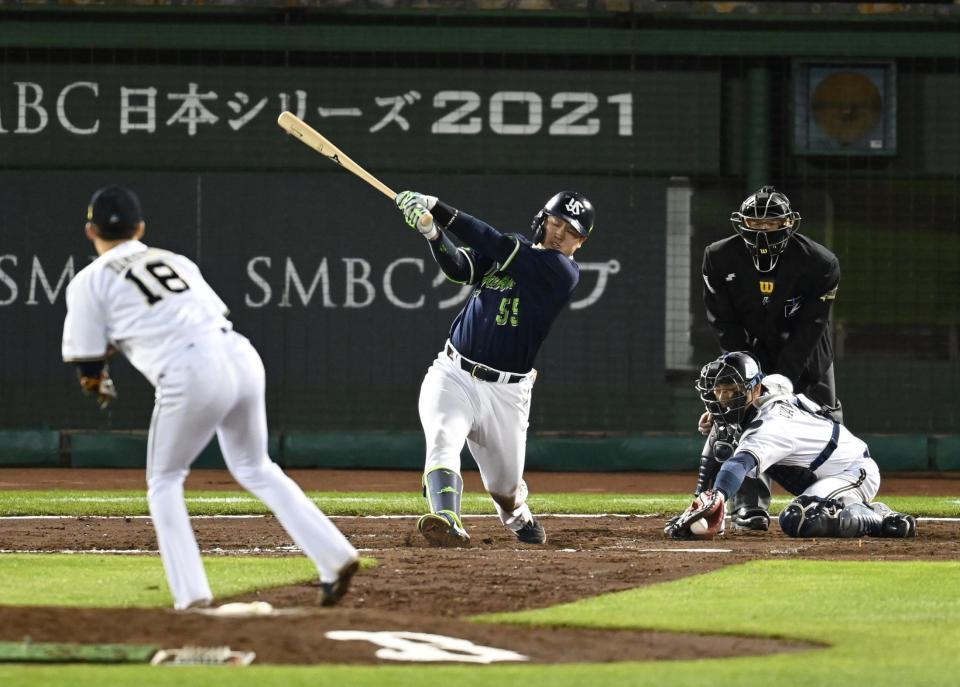 　８回、村上は空振り三振に倒れる（撮影・山口登）