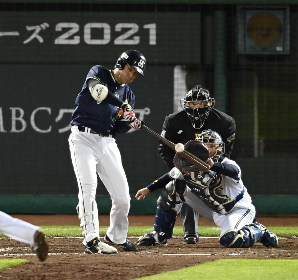 　延長１２回、川端は左前に勝ち越し適時打を放つ（撮影・山口登）