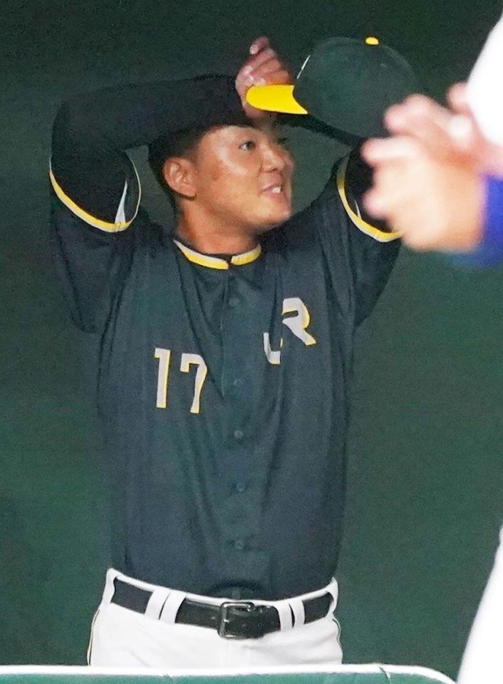 　４回を投げ終えてベンチで汗を拭うＪＲ東日本東北・竹本（撮影・堀内翔）