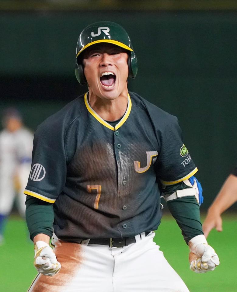　１回、内野安打を放ちガッツポーズをするＪＲ東日本東北・大保（撮影・堀内翔）