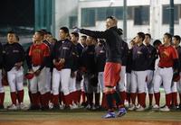 　国学院久我山高の選手を指導するイチローさん（代表撮影）