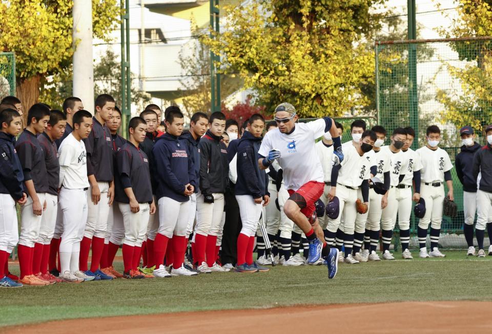 　国学院久我山高の選手に走塁の指導を行うイチローさん（代表撮影）