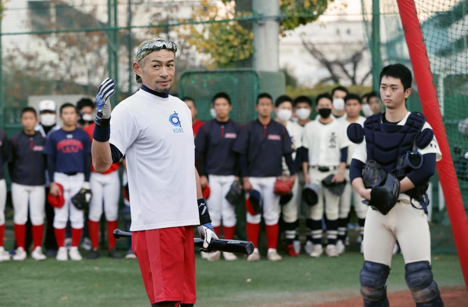 　国学院久我山高の選手を指導するイチローさん（代表撮影）