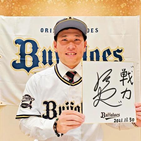仮契約を終えたドラフト３位・福永（球団提供）