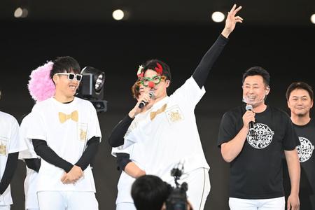 舞台上ではしゃぐ日本ハム・上沢（中央）。左は杉浦、右は岩本勉氏（撮影・高石航平）