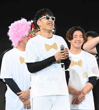 背番号の変更を発表した日本ハム・杉浦＝札幌ドーム（撮影・高石航平）