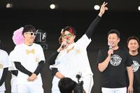 舞台上ではしゃぐ日本ハム・上沢（中央）。左は杉浦、右は岩本勉氏（撮影・高石航平）