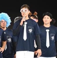 背番号の変更を発表した日本ハム・高浜（中央）＝札幌ドーム（撮影・高石航平）