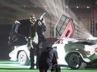 スーパーカーに乗ってファンフェスティバルに登場した日本ハム・新庄監督＝札幌ドーム