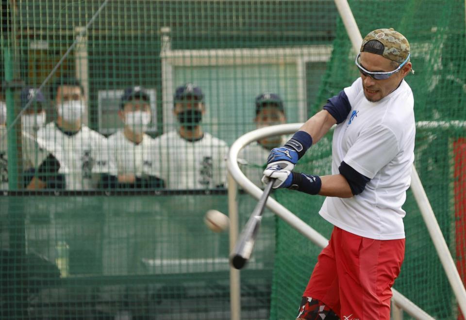 　打撃披露するイチローさん（代表撮影）