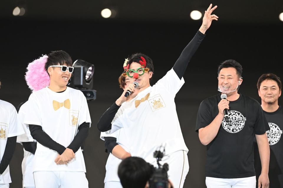 舞台上ではしゃぐ日本ハム・上沢（中央）。左は杉浦、右は岩本勉氏（撮影・高石航平）