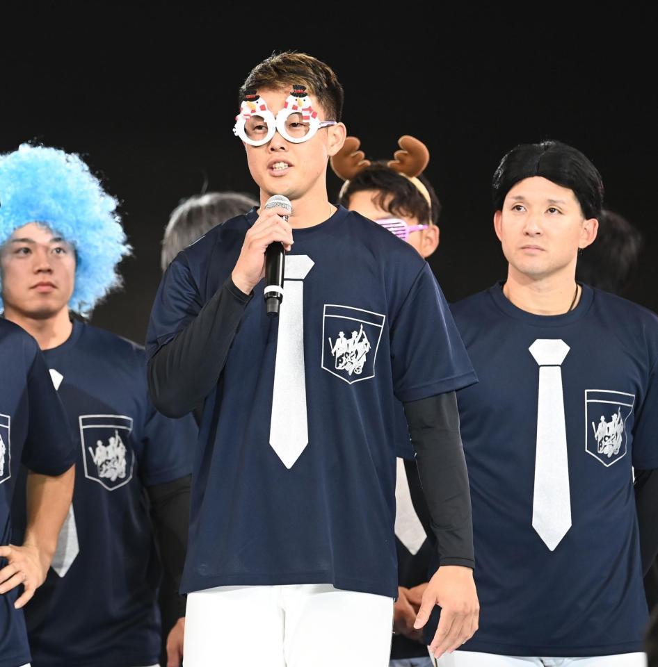 背番号の変更を発表した日本ハム・高浜（中央）＝札幌ドーム（撮影・高石航平）