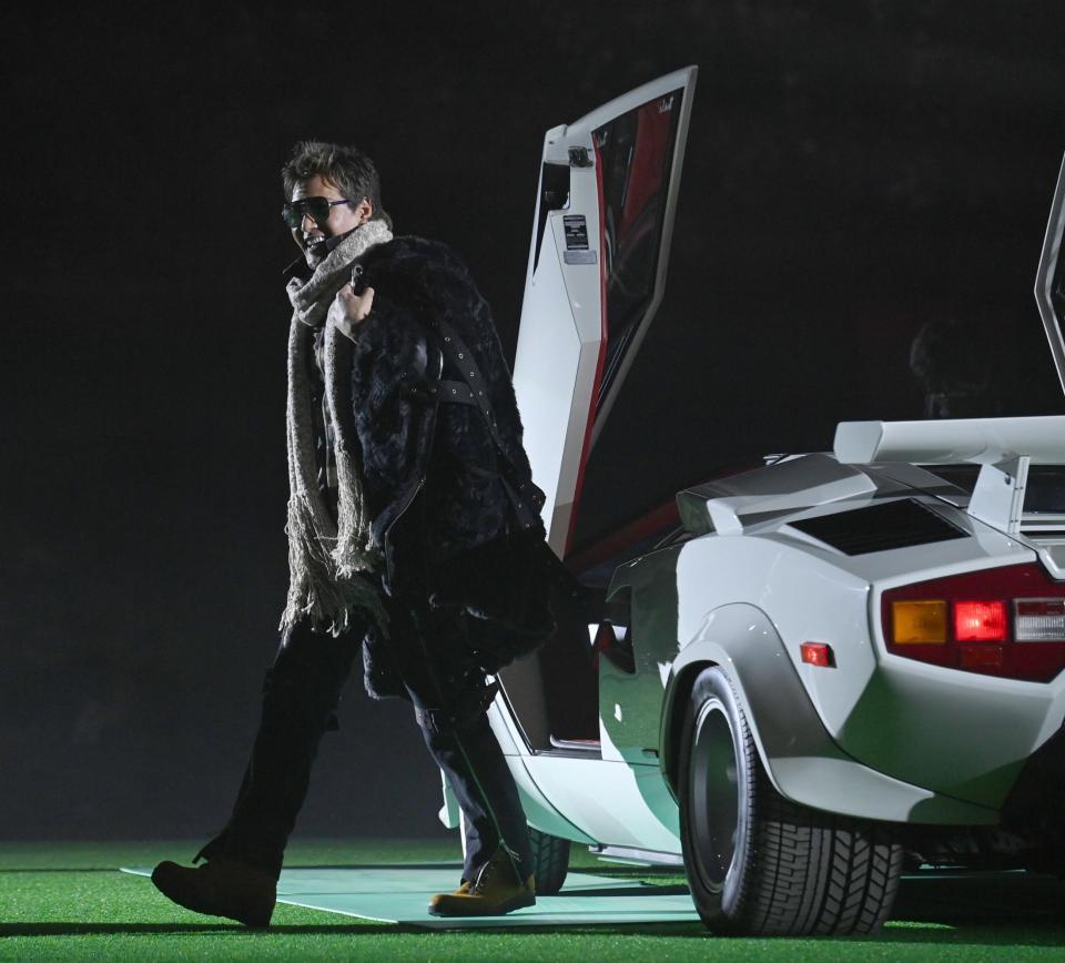 オープンカーから颯爽と登場した日本ハム・新庄剛志ビッグボス＝札幌ドーム（撮影・高石航平）