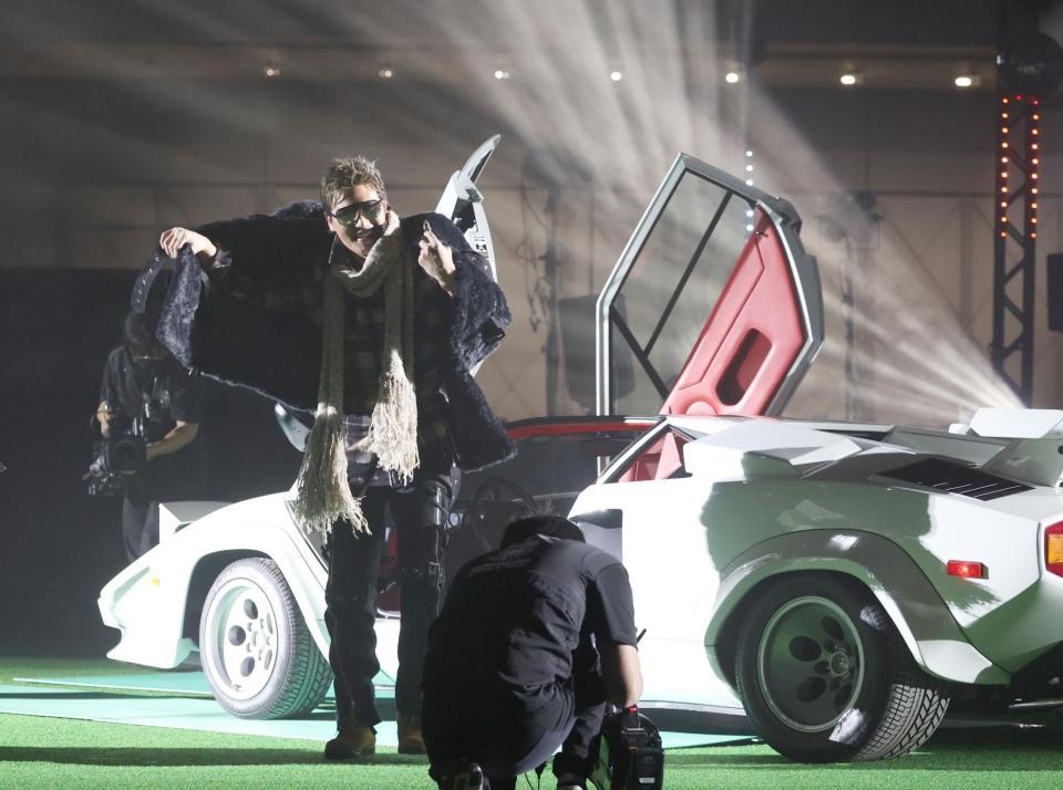 スーパーカーに乗ってファンフェスティバルに登場した日本ハム・新庄監督＝札幌ドーム