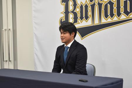 　契約更改後に会見に臨む谷岡