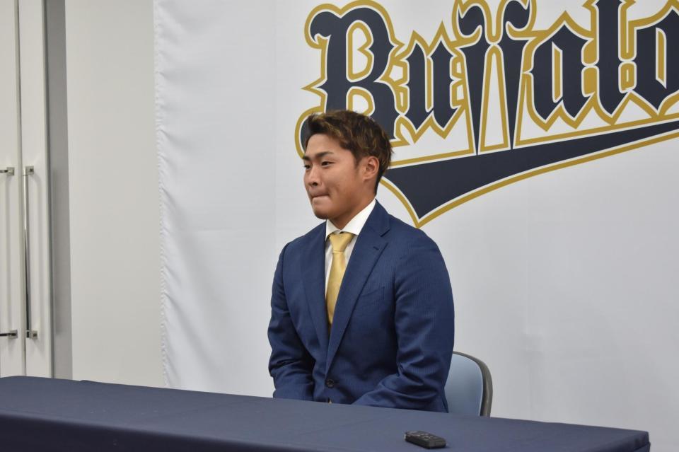 　契約更改交渉後に会見に臨む中田