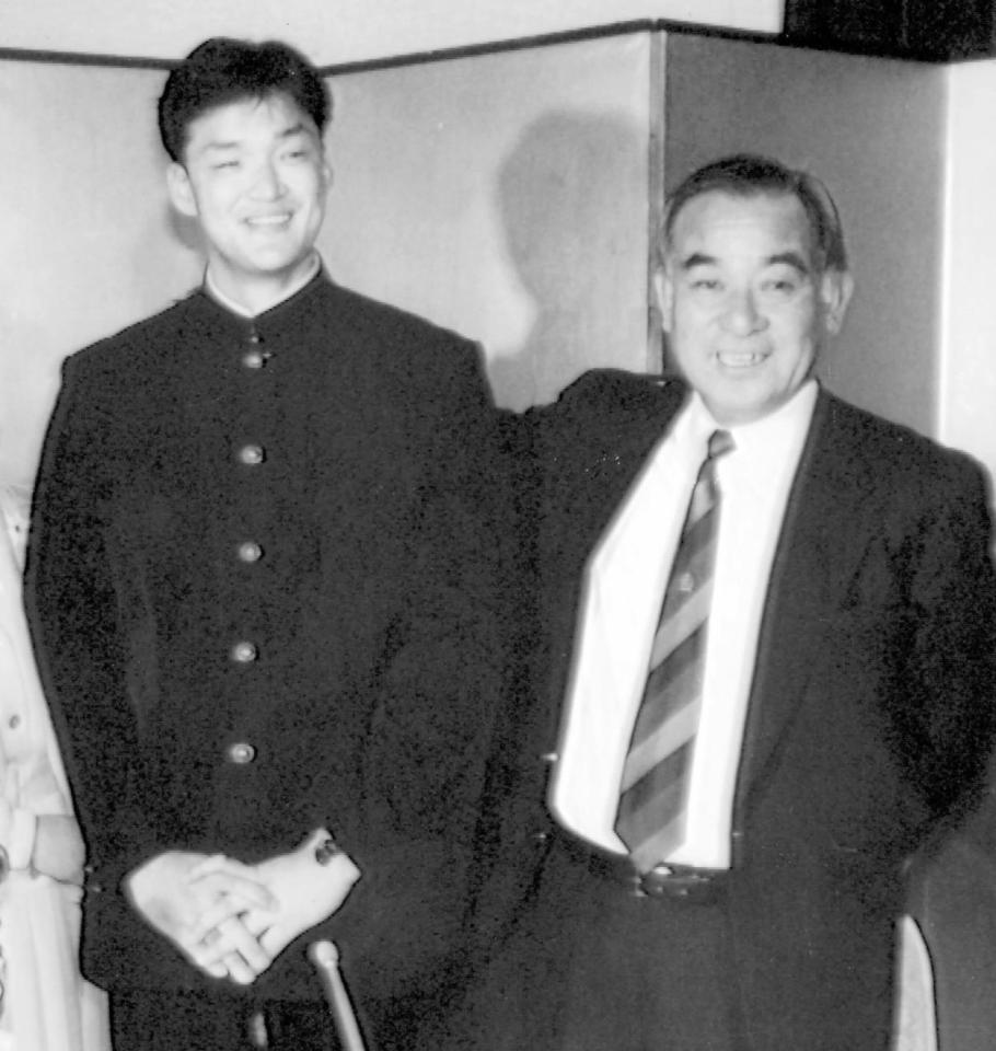 　巨人へ入団が内定した大森剛（左）とスカウトの加藤克巳さん＝１９８９年１２月１０日