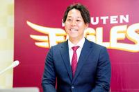 　契約更改交渉を終えて、会見に臨み鈴木大（球団提供）