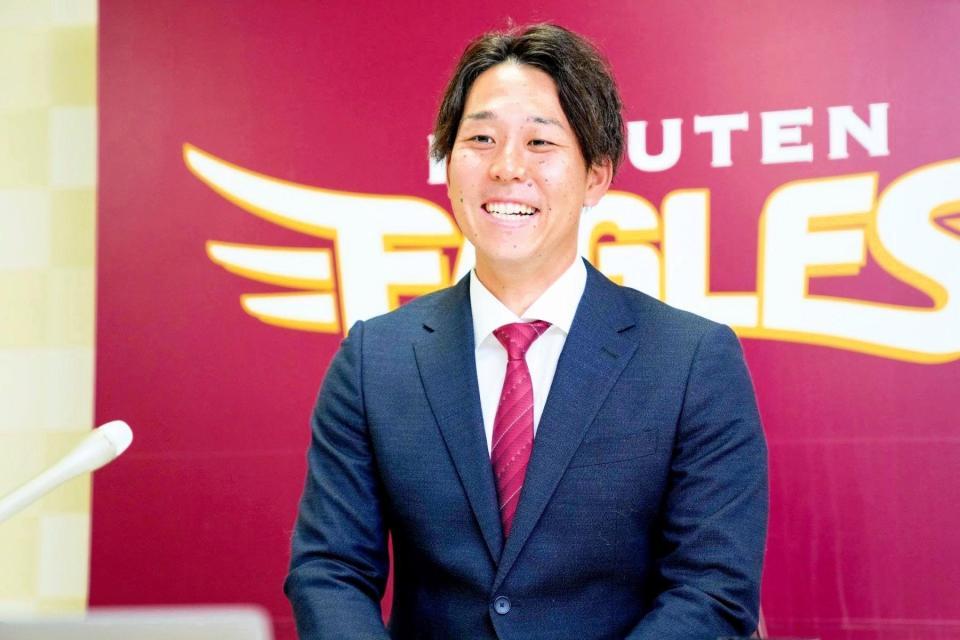 　契約更改交渉を終えて、会見に臨み鈴木大（球団提供）